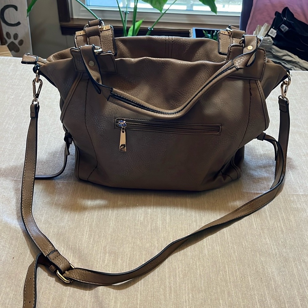 Dark tan purse, zipper closure with 4 interior pockets, 2 w/zipper